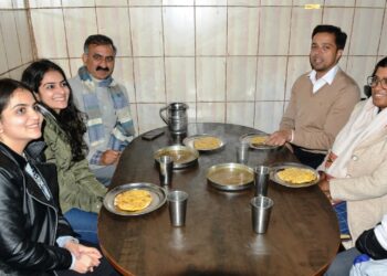 सरलता और सहजता की मिसाल हैं ठाकुर सुखविंदर सिंह सुक्खू  आम आदमी के बीच वक्त बिताना आज भी उनकी दिनचर्या मेें शुमार