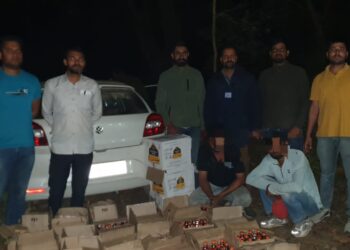 स्विफ्ट कार में पकड़ी 23 पेटियां शराब  बद्रीपुर-तारूवाला रोड़ पर हरियाणा नंबर की कार से बरामद हुआ अवैध जखीरा