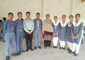गुरु नानक मिशन पब्लिक स्कूल के निशानेबाज जिला में पहले स्थान पर  फायरिंग कंपीटीशन में जीते सर्वाधिक 7 मेडल, निदेशक और प्रधानाचार्या ने दी बधाई