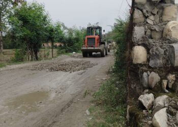 पांवटा साहिब : क्रेशर जोन में सड़क रिपेयर की तैयारी गटके से भरे खड्डे