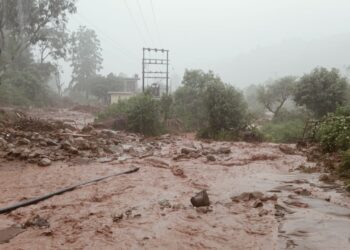 सिरमौर में भारी बारिश से भारी तबाही , बाढ़  में फंसे 27 बच्चों और तीन अध्यापकों को किया रेस्क्यू