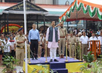 विक्रमादित्य सिंह ने नाहन चौगान में फहराया तिरंगा, मार्च पास्ट की ली सलामी