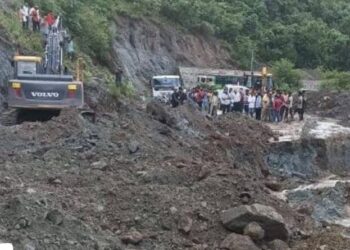 तहसीलदार ऋषभ शर्मा ने किया खाली-अछौन-नाड़ी सड़क का निरीक्षण