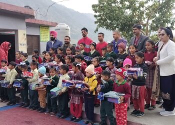 पांवटा साहिब : बाढ़ प्रभावित सिरमौरी ताल के बच्चों को अराजपत्रित कर्मचारी महासंघ की सौगात