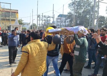 पांवटा साहिब : बिजली बोर्ड कर्मचारियों ने प्रबंधन  का जनाजा निकाल पुतला फूंका