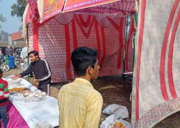 कलेसर : चाय व पकोड़े के प्रशाद का किया वितरण