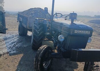 पांवटा साहिब : रामपुर घाट में भ्रष्टाचार के छींटों को साफ करने के लिए  खनन विभाग ने दो ट्रैक्टरो  के किए चालान