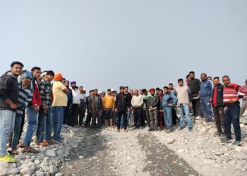 पांवटा साहिब : भंगानी में क्रेशर मालिक लोगों की जमीनों और पुल के नीचे  कर रहे अवैध खनन