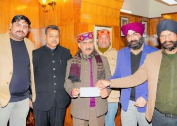 पांवटा साहिब : गुरु नानक मिशन पब्लिक स्कूल के डायरेक्टर ने मुख्यमंत्री राहत कोष में दी तीन लाख रुपए की धनराशि