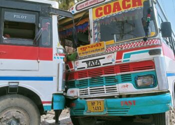 संगडाह के अंधेरी में मीनू कोच की दो बसें आपस में टकराई 9 यात्री घायल