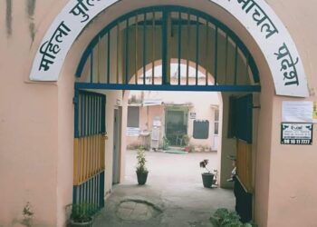 सरकार ओर डी जी पी के आदेशो की धज्जियां उडा रहे सिरमौर के पुलिस अधिकारी , महिला थाने के कर्मचारी नशा तस्करी के  मामले रहे पकड़ और कर रहे जांच