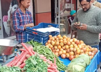 पांवटा साहिब : फूड इंस्पेक्टर द्वारा किया गया बाजार का औचक निरीक्षण