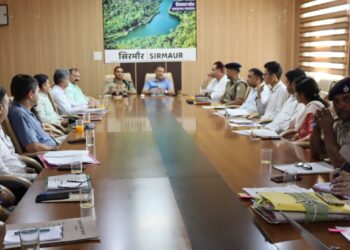 उपायुक्त सुमित खिमटा ने सिरमौर में अफीम की अवैध खेती पर चिंता जाहिर की पुलिस विभाग को अन्य सम्बन्धित विभागों के साथ तालमेल से सख्त कार्रवाई करने के दिये निर्देश