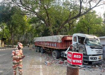 पांवटा साहिब : हरियाणा हिमाचल की सीमा पर  फॉरेस्ट चेक पोस्ट को ट्राले ने टक्कर मारकर तोड़ा फॉरेस्ट गार्ड घायल