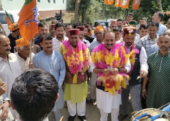 जनसम्पर्क अभियान के तहत शिलाई के पूर्व विधायक बलदेव तोमर ने किया दौरा