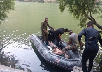 सेना के जवानों ने सर्च ऑपरेशन चलाकर कड़ी मशक्कत से निकाला शव