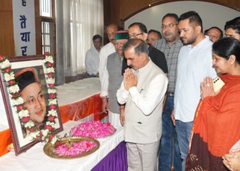 मुख्यमंत्री ने वीरभद्र सिंह की जयंती पर श्रद्धासुमन अर्पित किए