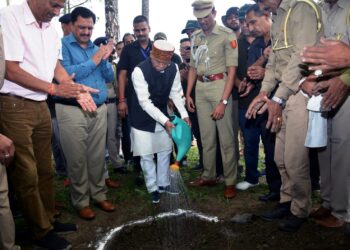 राज्यपाल ने समाज के सभी वर्गों से वृक्षारोपण अभियान का हिस्सा बनने की अपील की