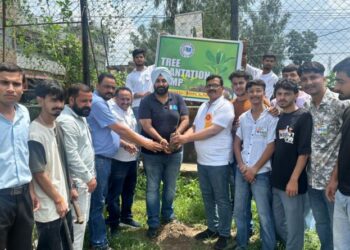 पांवटा साहिब : कांग्रेस मंडल अध्यक्ष अवनीत सिंह लांबा के साथ एनएसयूआई ने रोपें पौधे