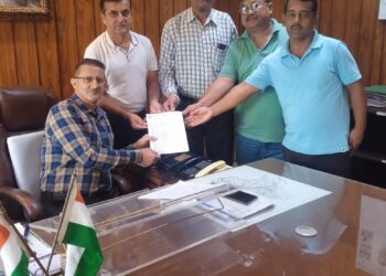 शहीद आशीष कुमार की अंतिम यात्रा और संस्कार के दौरान पूलिस सम्मान गार्ड न पहुंचने पर जिला उपायुक्त को सौंपा ज्ञापन