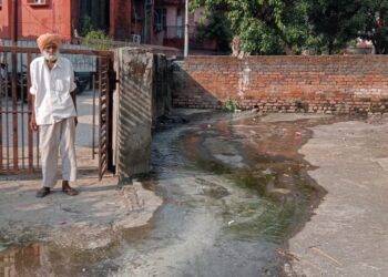 पांवटा साहिब : सीवरेज लाइन के बंद होने से सड़क पर बह रही गंदगी