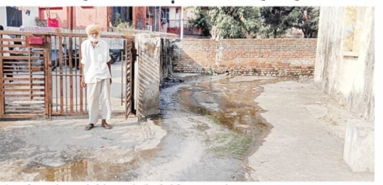 पांवटा साहिब : सीवरेज लाइन के बंद होने से सड़क पर बह रही गंदगी