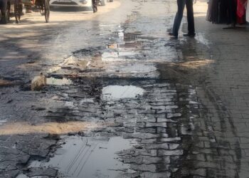 पांवटा साहिब : सीवरेज के ओवर फ्लो से राहगीर परेशान,सड़क पर बह रहा सीवरेज का गंदा पानी