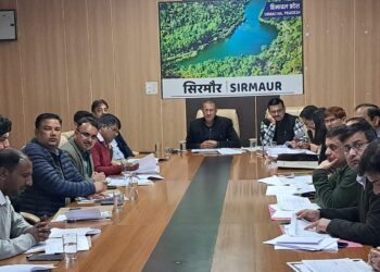 राजस्व संबंधी लंबित मामलों का शीघ्र करे निपटारा – उपायुक्त सिरमौर सुमित खिमटा