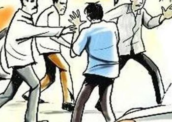 कोर्ट के आदेश पर बिजली मीटर काटने गए कर्मचारियों पर हमला