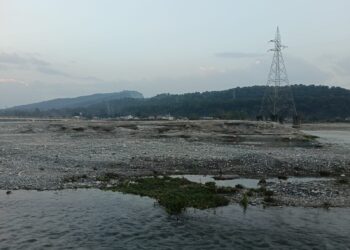 पांवटा साहिब : यमुना नदी में धड़ल्ले से हो रहा अवैध खनन , पुल को भी खतरा