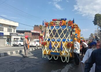 पांवटा साहिब : होला मोहल्ला पर नगर कीर्तन आयोजित प्राचीन युद्ध कला गतका का किया प्रदर्शन