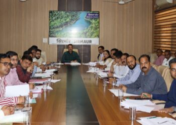 उपायुक्त की अध्यक्षता में आयोजित हुई राजस्व अधिकारियों की बैठक