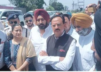 पांवटा साहिब : अवैध खनन माफिया के डंपरों से परेशान ग्रामीणों ने रोका मंत्री का काफिला , उद्योगपतियों और नशा माफिया के दलाल ने  हर्षवर्धन चौहान को नहीं दिया बोलने