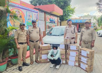 पांवटा साहिब  : उत्तराखंड पुलिस कर रही है पांवटा पुलिस का काम , यमुनाघाट बैरियर से निकली  अवैध  शराब से भरी गाड़ी  उत्तराखंड पुलिस ने पकड़ी