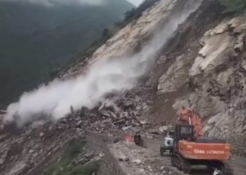 पांवटा साहिब शिलाई गुम्मा नेशनल हाईवे शिलाई के उतरी में भारी भूस्खलन से बंद