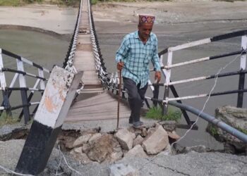 जान हथेली पर रखकर टूटे पुल से खड्ड पार कर रहे ग्रामीण, फ्लड की बाखली पुल पर पड़ी थी मार