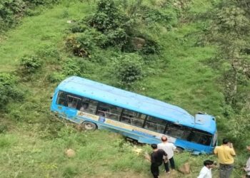 डंगा ढहने से खाई में गिरी HRTC बस, आठ की मौत व 20 घायल, चालक के विरुद्ध FIR, न्यायिक जांच का आदेश