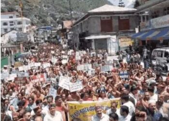 हिमाचल में PM के ड्रीम प्रोजेक्ट का विरोध:प्रदर्शनकारी बोले-बिजली महादेव रोप-वे मंजूर नहीं, कुल्लू-मंडी में सड़कों पर उतरे लोग; कंगना भी इसके खिलाफ