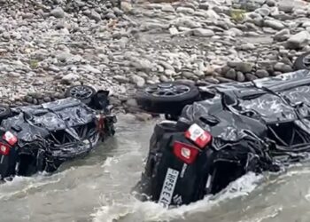 हिमाचल BREAKING : पुल से सीधे पब्बर नदी में समाई तेज रफ्तार कार- दो युवक थे सवार, एक लापता