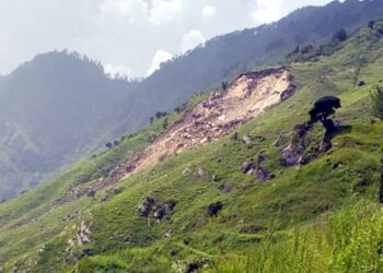 दरकती पहाड़ी, डर में जिंदगी… फिर भी गांव छोड़ने को तैयार नहीं लोग, खेतों में लगाया डेरा