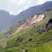 दरकती पहाड़ी, डर में जिंदगी… फिर भी गांव छोड़ने को तैयार नहीं लोग, खेतों में लगाया डेरा