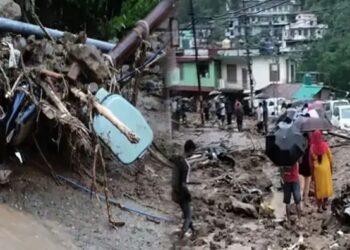 हिमाचल में फिर फटा बादल- कई लोगों ने गंवाया जीवन, दर्जनों गाड़ियां मलबे में दबीं; सड़कें बंद