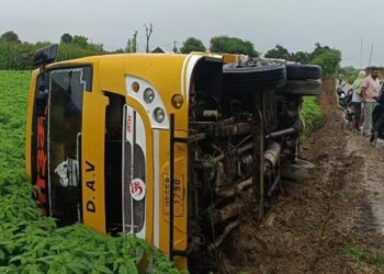 हिमाचल: स्कूल जाते समय हादसा, बच्चों से भरी बस पलटी, दो मासूम घायल