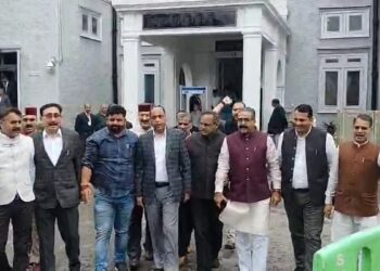 सरकार उद्योगों को परेशान करने का काम कर रही है , सरकार में भ्रष्टाचार चरम पर है ,उद्योगों से उगाही की जा रही