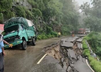 Himachal: पठानकोट-चंबा राष्ट्रीय राजमार्ग पर दुनेरा के समीप धंसी सड़क, गाड़ियों की लगी लंबी कतारें