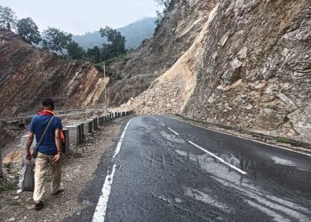 पांवटा साहिब शिलाई गुम्मा नेशनल हाईवे कफोटा के हैवना में भारी भूस्खलन से बंद