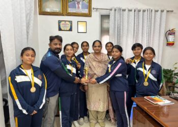 क्लस्टर 16 वॉलीबॉल टूर्नामेंट में गुरु नानक मिशन पब्लिक स्कूल की अंडर-19 गर्ल्स टीम का परचम, खिताबी जीत के साथ रचा नया इतिहास ….