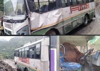 सिरमौर के नेरीपुल में एचआरटीसी की बस पर पहाड़ी से गिरा पत्थर, एक बालक घायल अन्य 30 यात्री सुरक्षित