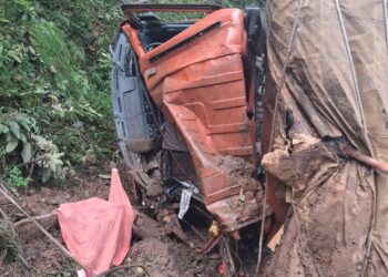 पांवटा साहिब नाहन सड़क पर ट्रक पलटा चालक की मौत , क्लीनर गंभीर रूप से घायल