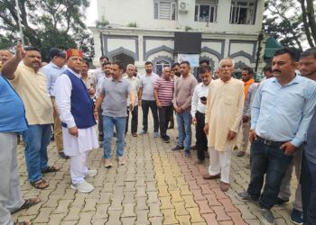 सिरमौर/आपदा प्रभावितों को लेकर डॉ. राजीव बिंदल उपायुक्त  सिरमौर से मिलने …